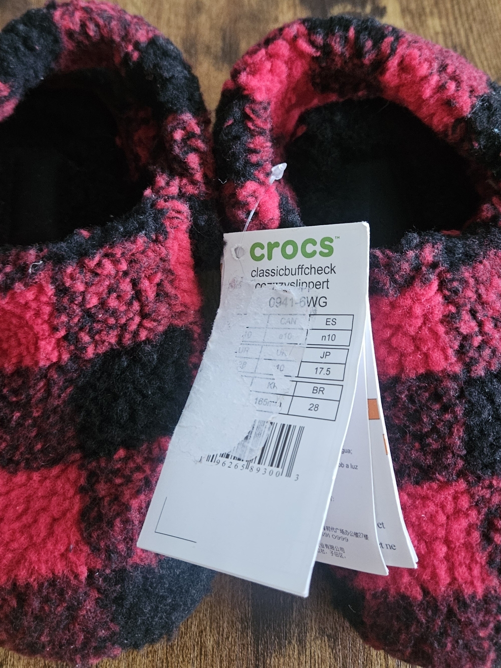 CROCS black and red classicbuffcheck slipper tag
